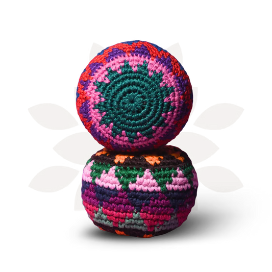 Balle anti-stress multicolore en tricot, façon « hacky sack », réalisée au crochet (diamètre : 6,35 cm)