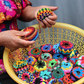 Balle anti-stress multicolore en tricot, façon « hacky sack », réalisée au crochet (diamètre : 6,35 cm)
