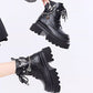 Bottes à Bout Rond avec Accent de Chaîne Papillon