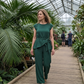 Ensemble chic composé d'un haut uni et d'un pantalon à jambes larges