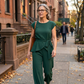 Ensemble chic composé d'un haut uni et d'un pantalon à jambes larges