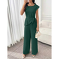 Ensemble chic composé d'un haut uni et d'un pantalon à jambes larges