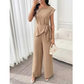 Ensemble chic composé d'un haut uni et d'un pantalon à jambes larges