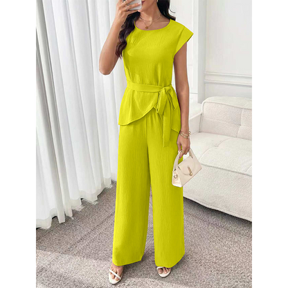 Ensemble chic composé d'un haut uni et d'un pantalon à jambes larges